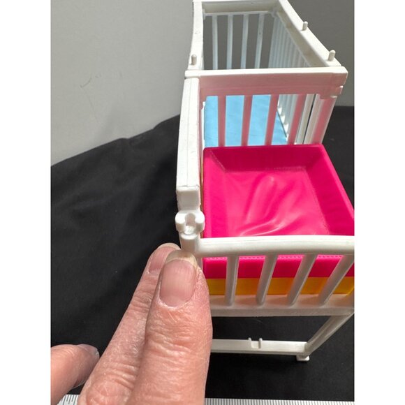Barbie 2018 Miniature Dollhouse Crib & Changing Table Set White Frame With Pink - Picture 4 of 8